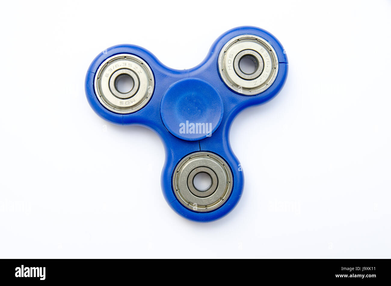 Eine blaue zappeln Spinner Spielzeug auf einem weißen Hintergrund Stockfoto