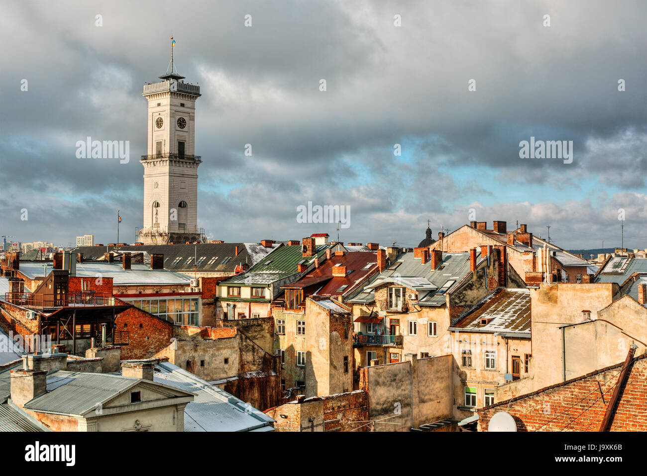 Stadtbild von Lviv (Ukraine), einschließlich des Turms des Rathauses Stockfoto