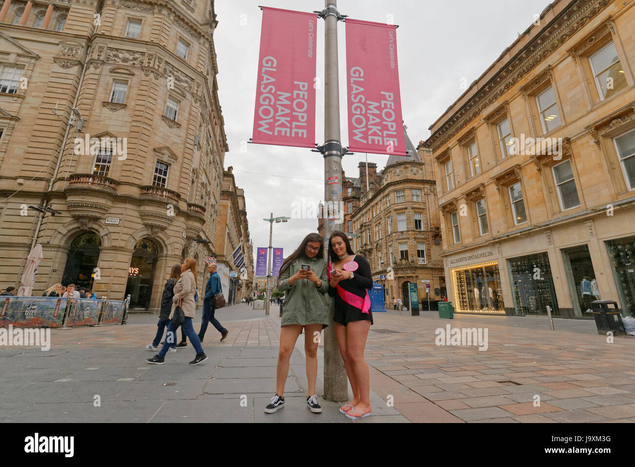Menschen machen Glasgow junge Mädchen tanzen und feiern 18. Geburtstag Polterabend auf den Straßen und Text Freunde Buchanan Street, Glasgow Stockfoto