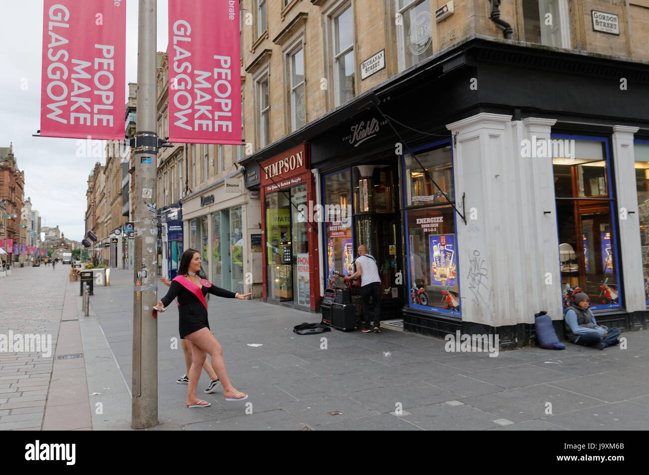 Menschen machen Glasgow junge Mädchen tanzen und feiern 18. Geburtstag Polterabend auf den Straßen und Text Freunde Buchanan Street, Glasgow Stockfoto