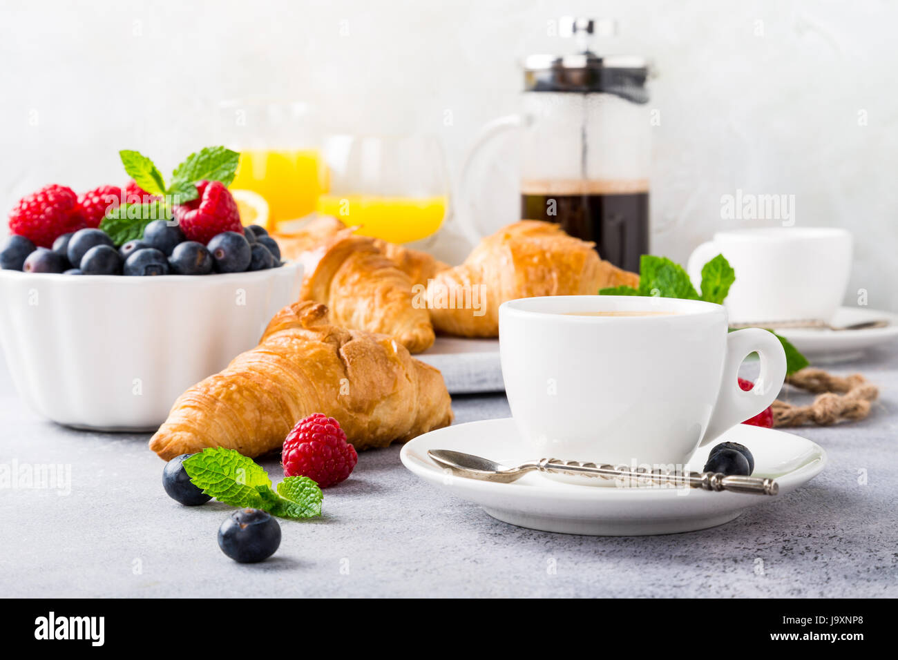 Gesundes Frühstück mit Kaffee und croissants Stockfoto