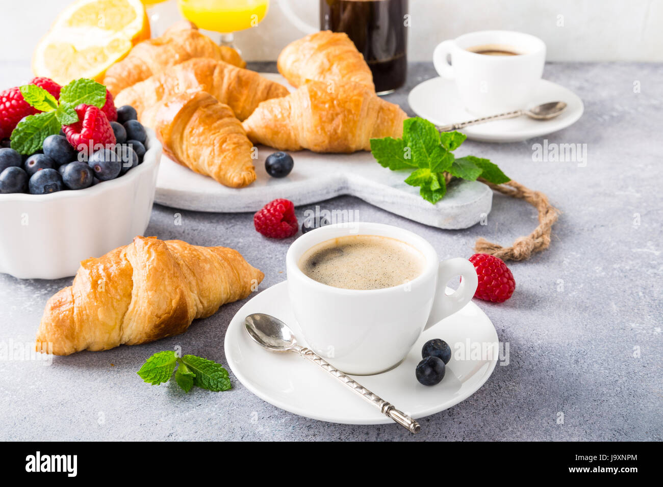 Gesundes Frühstück mit Kaffee und croissants Stockfoto