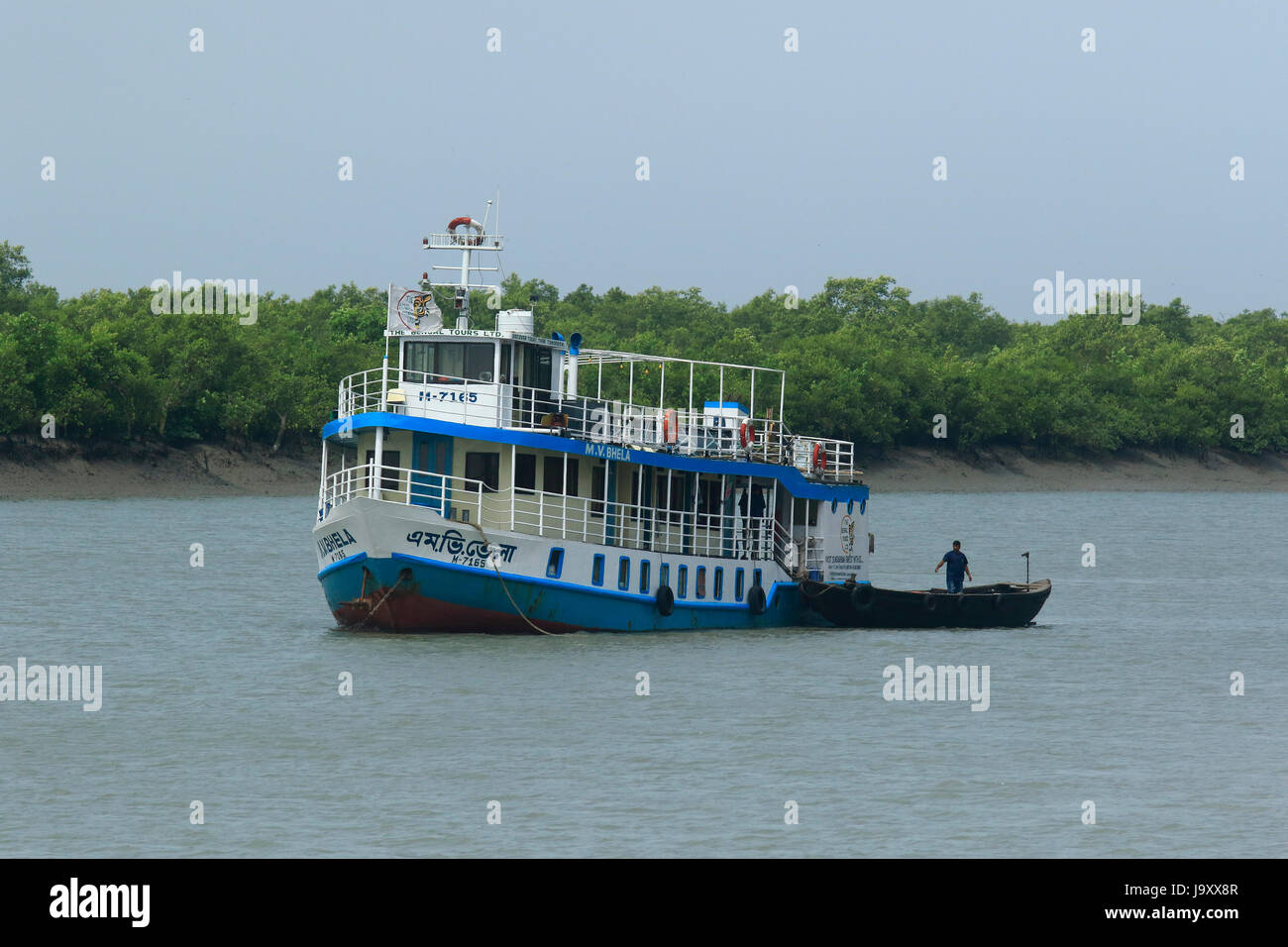 Touristischen Schiff in den Sundarbans, ein UNESCO-Welterbe und größte Mangrovenwald der Welt. Satkhira, Bangladesch. Stockfoto