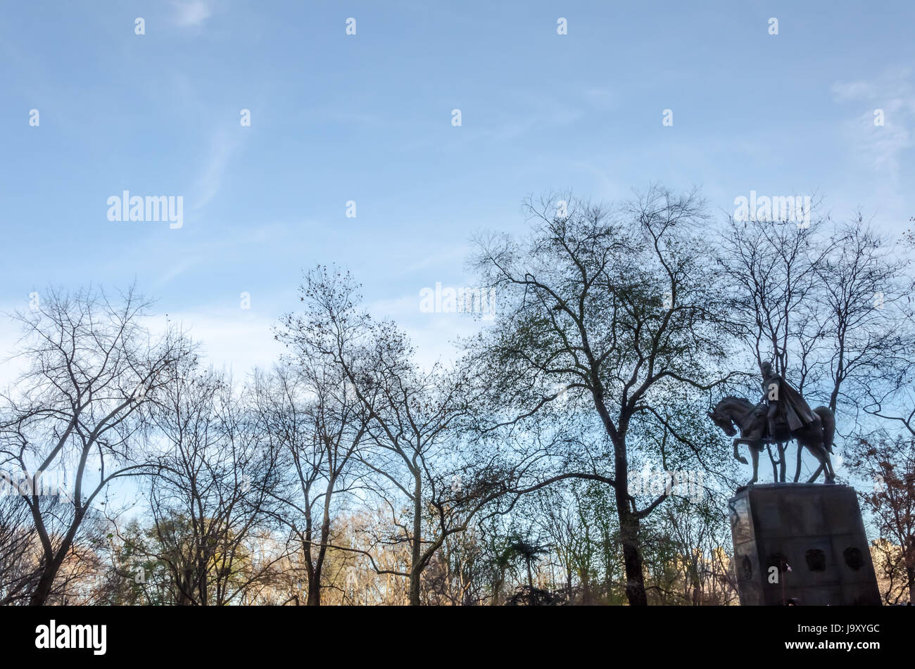 Statue in New York City Manhattan Central Park im Herbst mit bunten Bäumen Stockfoto