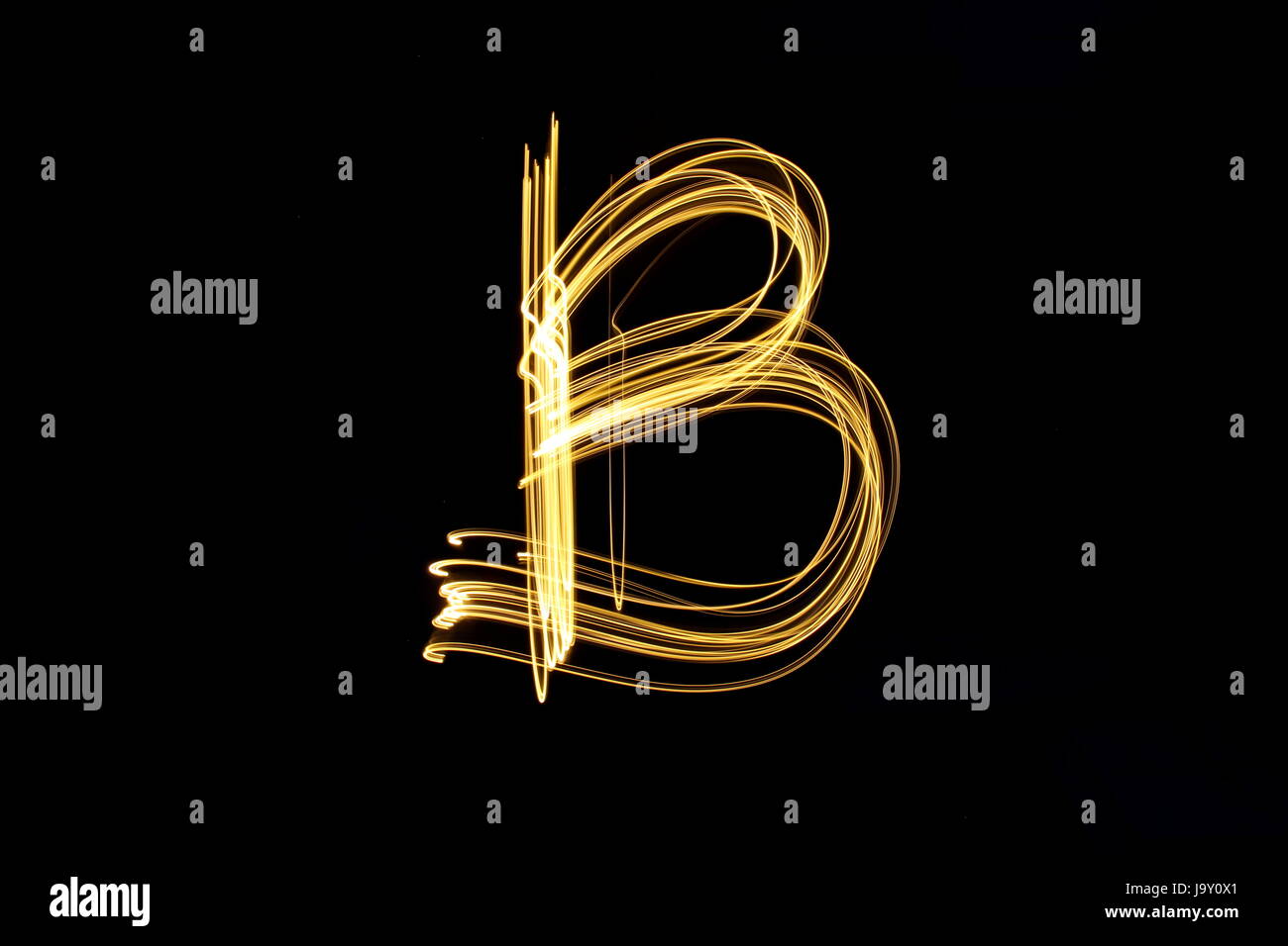 Gold Fairy lights - Buchstabe B - Licht Malerei Fotografie vor schwarzem Hintergrund Stockfoto