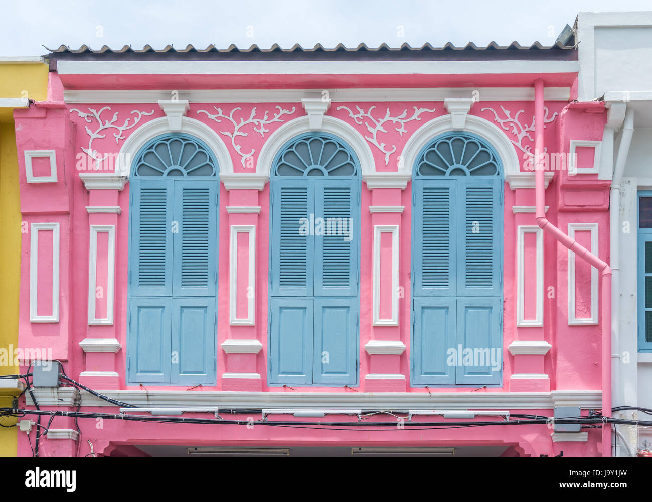 Bunte Fenster Sino-portugiesischer Architektur in Phuket Thailand. Klassische Vintage-Fenster Stockfoto