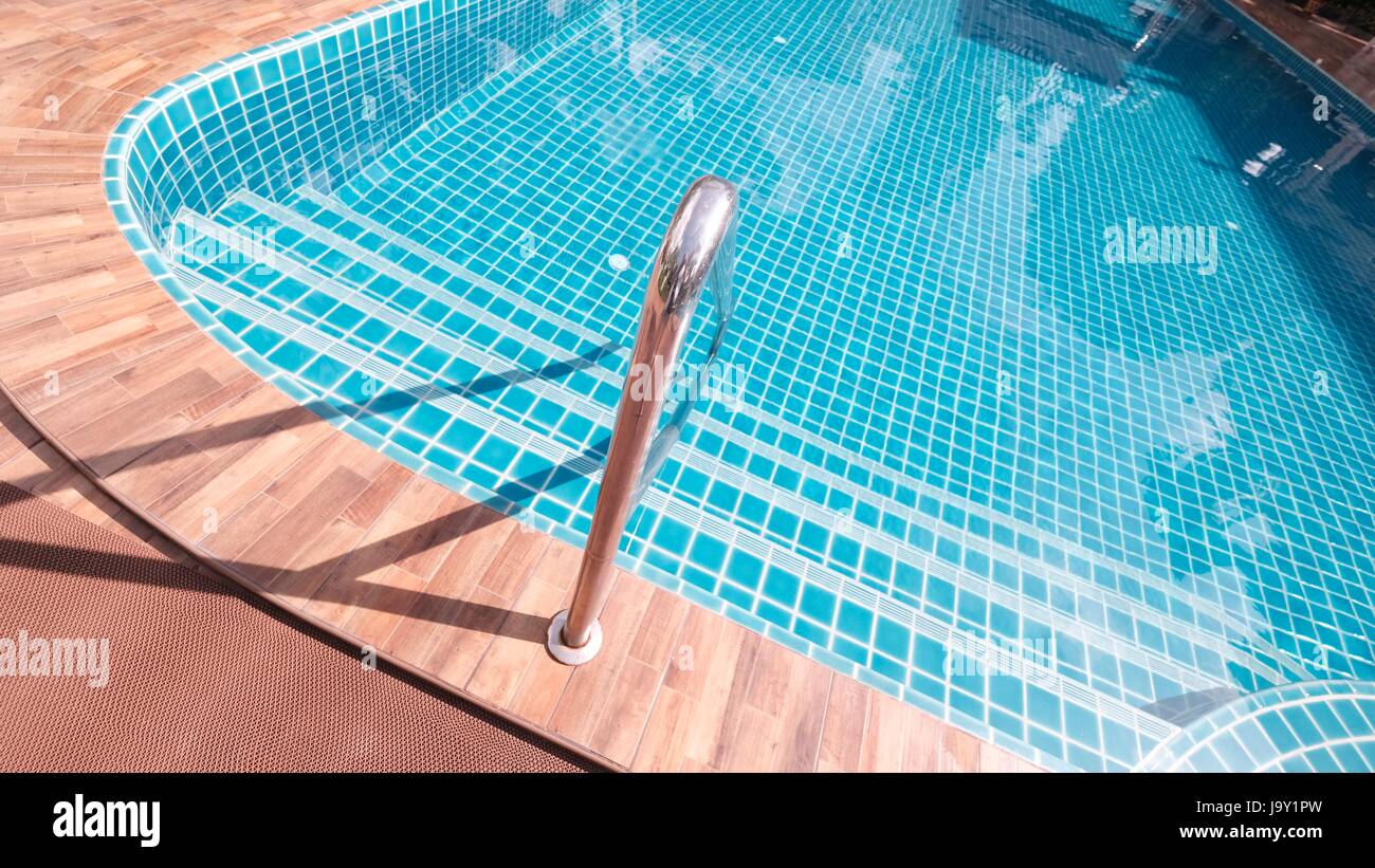 Sommer-körperliche Fitness Spaß Schwimmbad Hand Rail Leiter Sicherheitsstufen in Pool Stockfoto