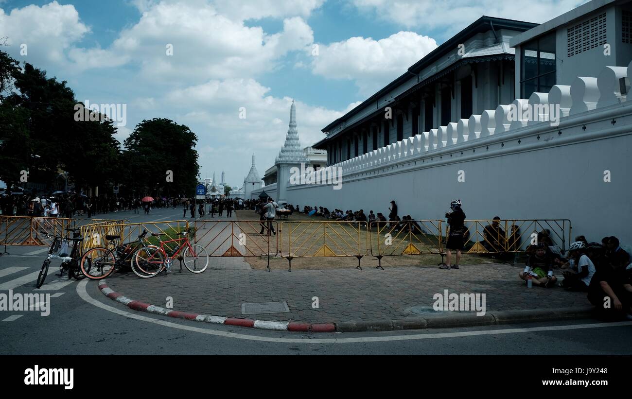 Tropischen blauer Himmel über der Grand Palace Wände Bangkok Thailand Südostasien Stockfoto