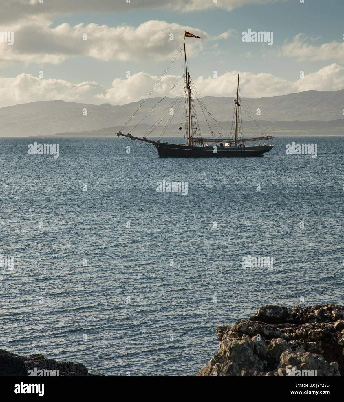 Altes Segelschiff verankert aus der Insel Kerrera, in der Nähe von Oban, Schottland, mit der Insel Lismore im Hintergrund Stockfoto