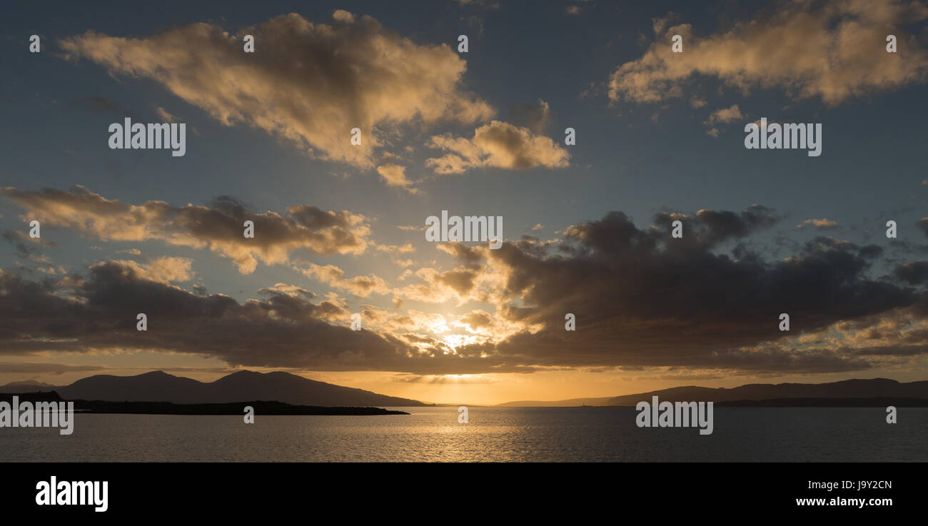 Sonnenuntergang über den Inseln Mull und Lismore, Schottland, der Insel Kerrera im Mai in der Abenddämmerung entnommen Stockfoto