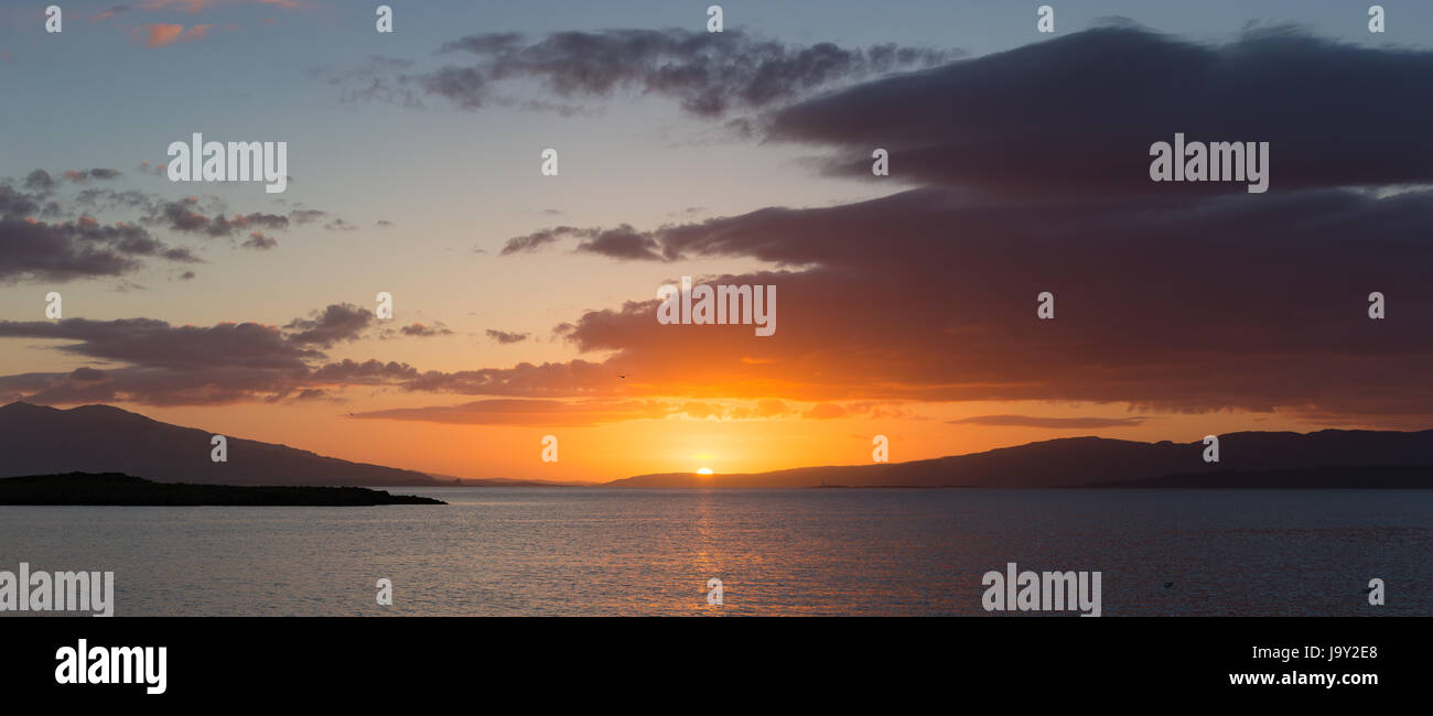 Sonnenuntergang über den Inseln Mull und Lismore, Schottland, der Insel Kerrera im Mai in der Abenddämmerung entnommen Stockfoto