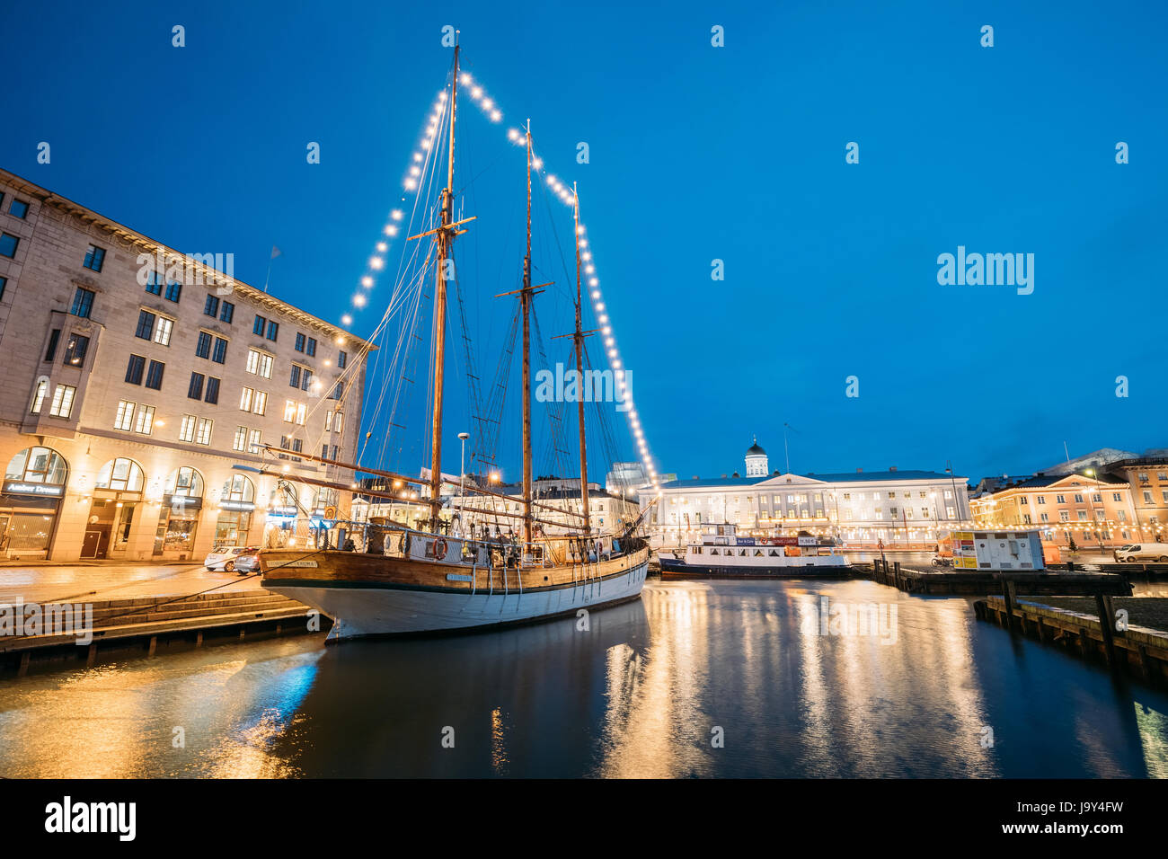 Helsinki, Finnland - 9. Dezember 2016: Alten hölzernen Segeln Schiff Schiff Schoner ist die Stadt Pier, Steg festgemacht. Ungewöhnliche Cafe Restaurant In Stadt Cente Stockfoto