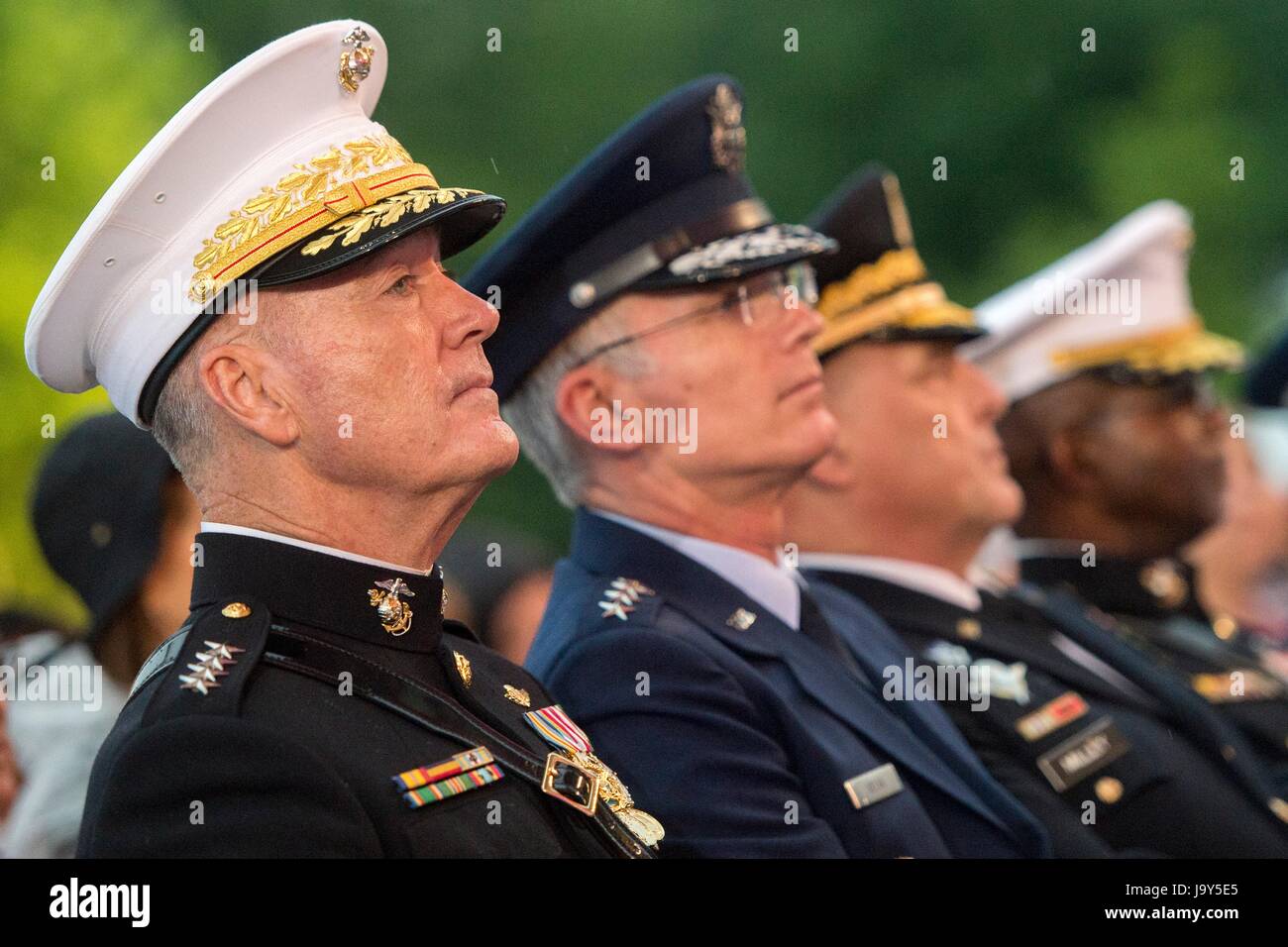 US Joint Chiefs Of Staff Vorsitzender Joseph Dunford besucht die National Memorial Day Concert auf dem Kapitol West Lawn 28. Mai 2017 in Washington, DC.     (Foto: Dominique A. Pineiro /DoD über Planetpix) Stockfoto