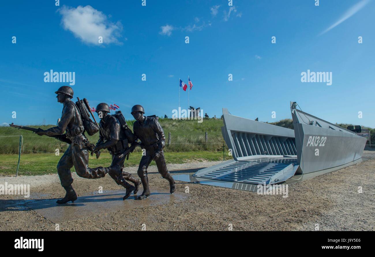 Higgins-Boot-Denkmal gedenkt das Landing Craft Fahrzeug Personal, auch bekannt als Higgins Schiffe, Besatzungen und Boot Designer Andrew Jackson Higgins 6. Juni 2015 in Utah Beach, Frankreich. Diese Landungsboote dienten während des zweiten Weltkriegs und waren ausschlaggebend für die Truppen an Land während der d-Day bekommen.    (Foto von David R. Krigbaum EURO1 Navy über Planetpix) Stockfoto