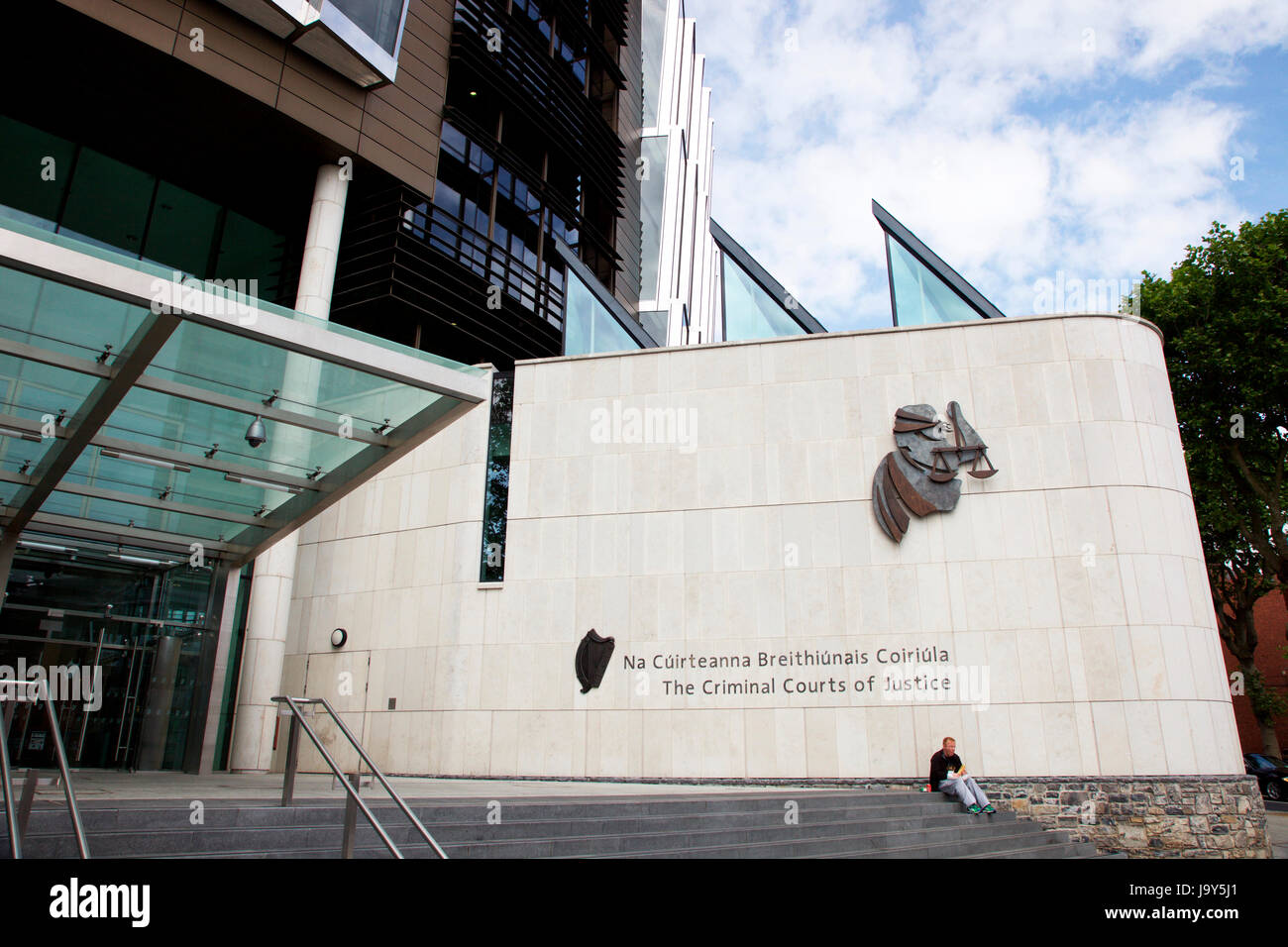 Mann isst eine Danswich auf die Schritte Yhe Criminal Courts of Justive, Dublin Stockfoto