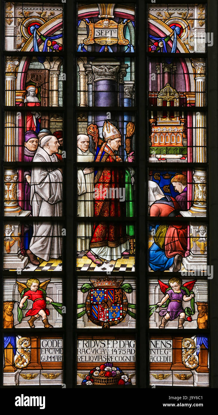 Glasfenster in der Kirche St. Gummarus in Lier, Belgien, Darstellung eines Bischofs und Priester Stockfoto