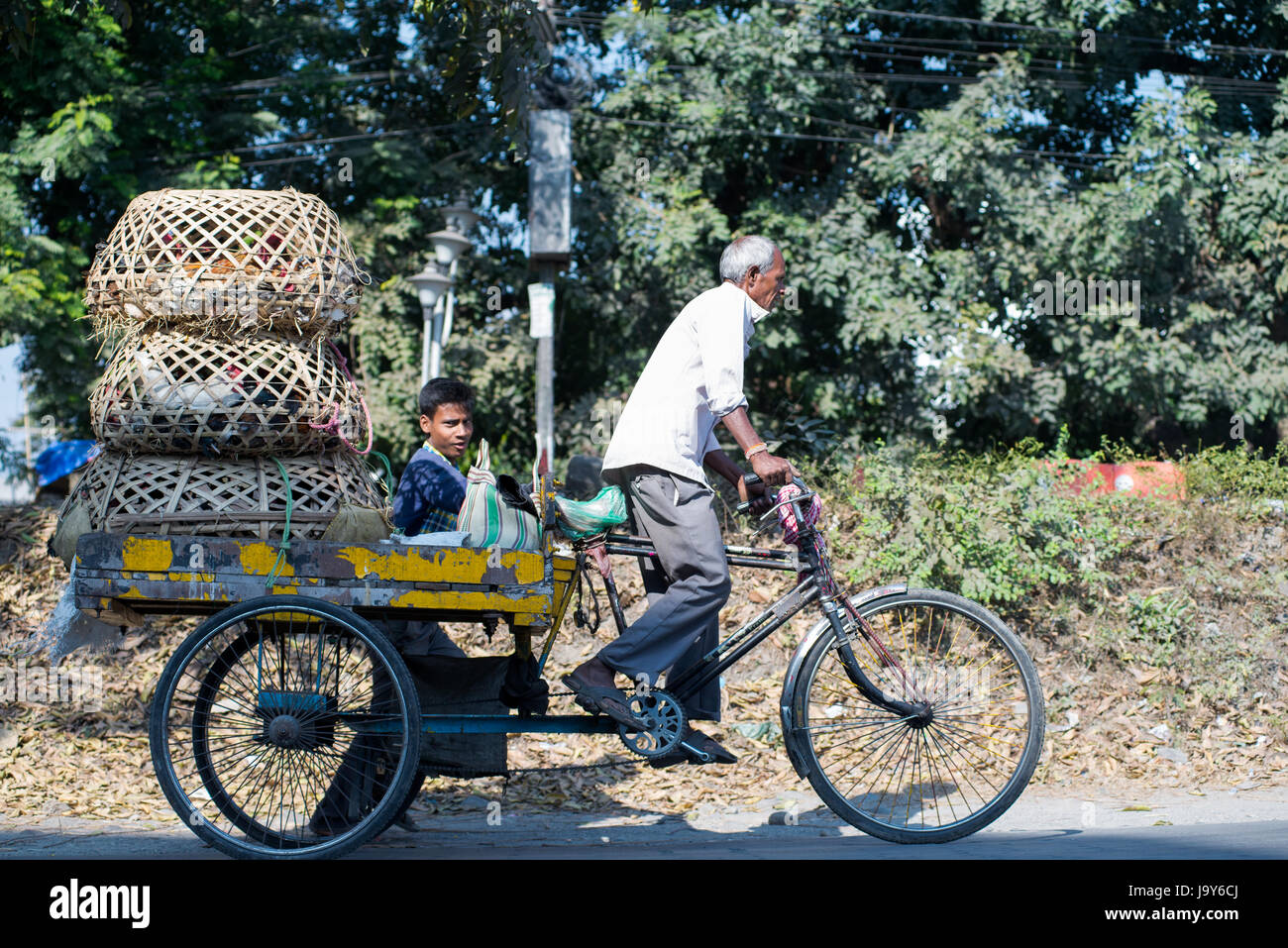 SILIGURI, Indien – 5. Dezember 2016: dreirädrigen Wagen ist für den Transport von Produkten aus einem Großmarkt in Siliguri verbreitet. Stockfoto