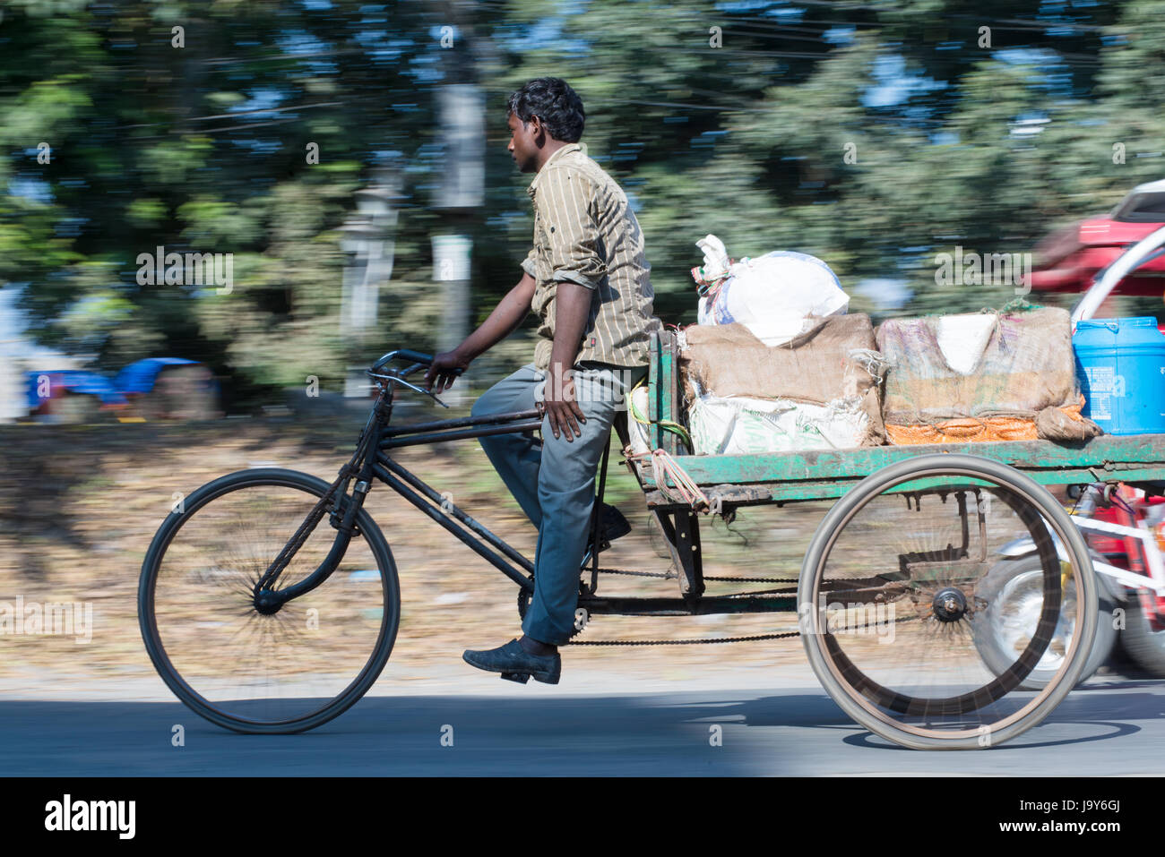 SILIGURI, Indien – 5. Dezember 2016: dreirädrigen Wagen ist für den Transport von Produkten aus einem Großmarkt in Siliguri verbreitet. Stockfoto