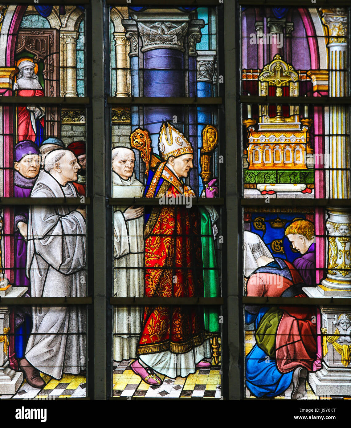 Glasfenster in der Kirche St. Gummarus in Lier, Belgien, Darstellung eines Bischofs und Priester Stockfoto