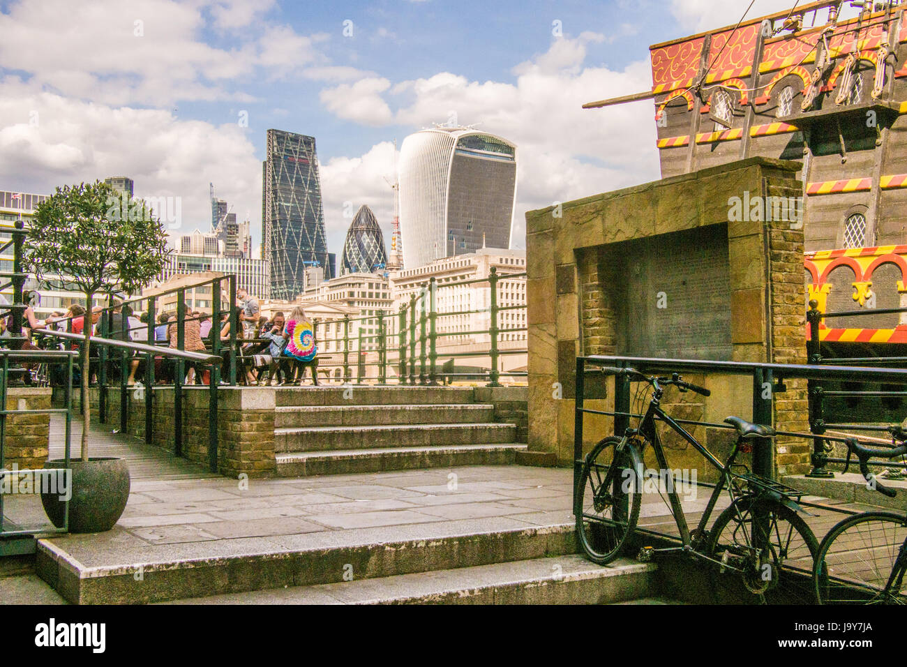 Londoner Szene südlich der Themse mit den "Käsereibe" & "Walkie Talkie" Wolkenkratzern im Hintergrund Stockfoto