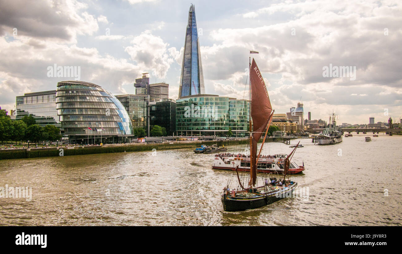 Fluss Themse London mit "The Shard" Wolkenkratzer Mitte und HMS Belfast auf der rechten Seite mit London Bridge hinter angedockt Stockfoto