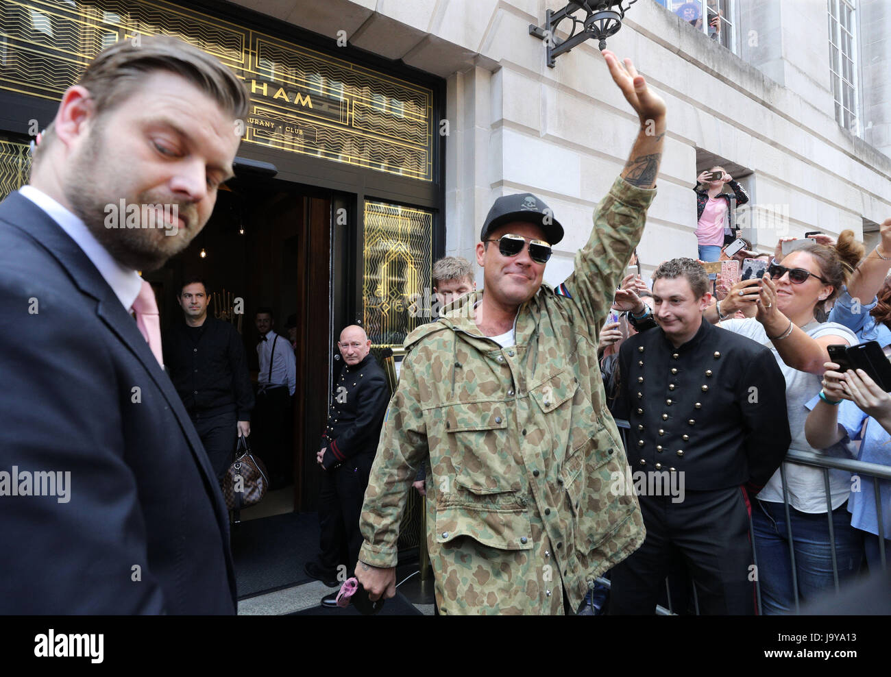 Robbie Williams verlassen seines Hotels in Manchester, am Tag nach seinem Konzert im Etihad Stadium wo er emotional auf der Bühne wurde, als er bei seinem Auftritt in der Stadt für die Opfer des Angriffs Manchester gewürdigt. Stockfoto