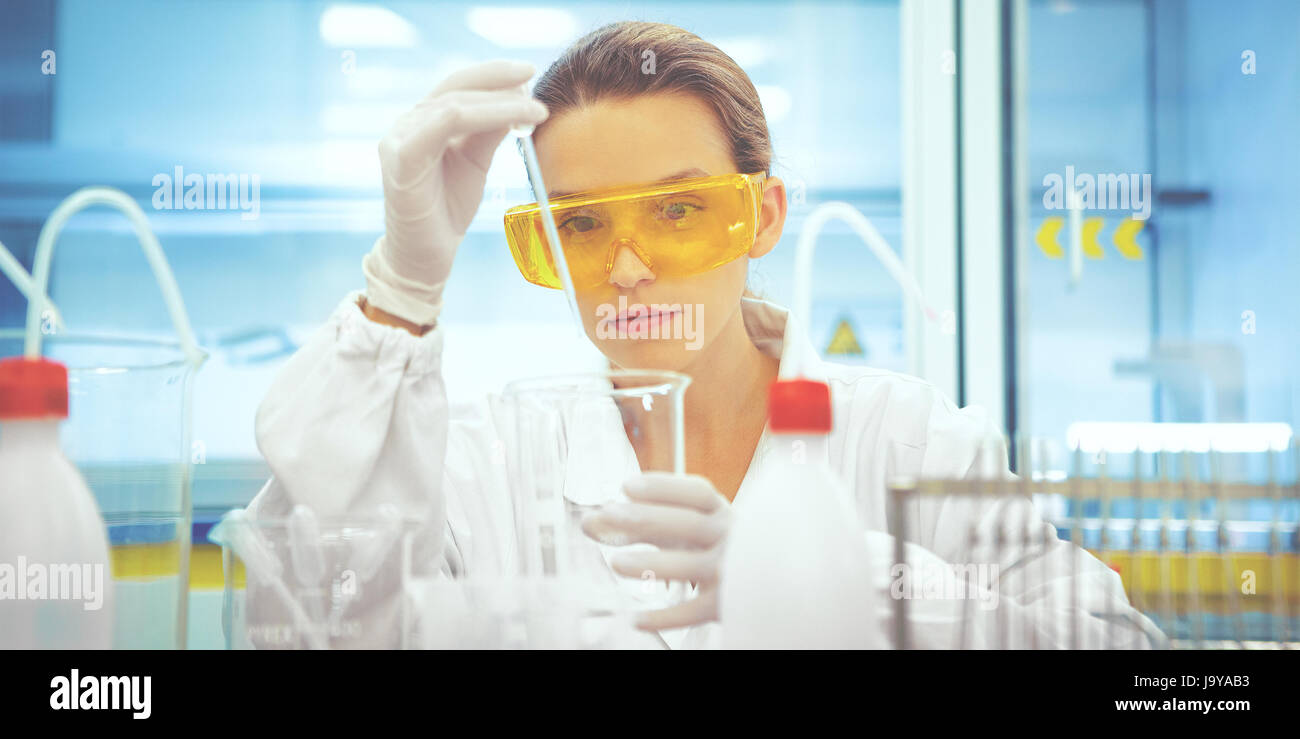 Frau im Labor, Forscher, Arzt Stockfoto