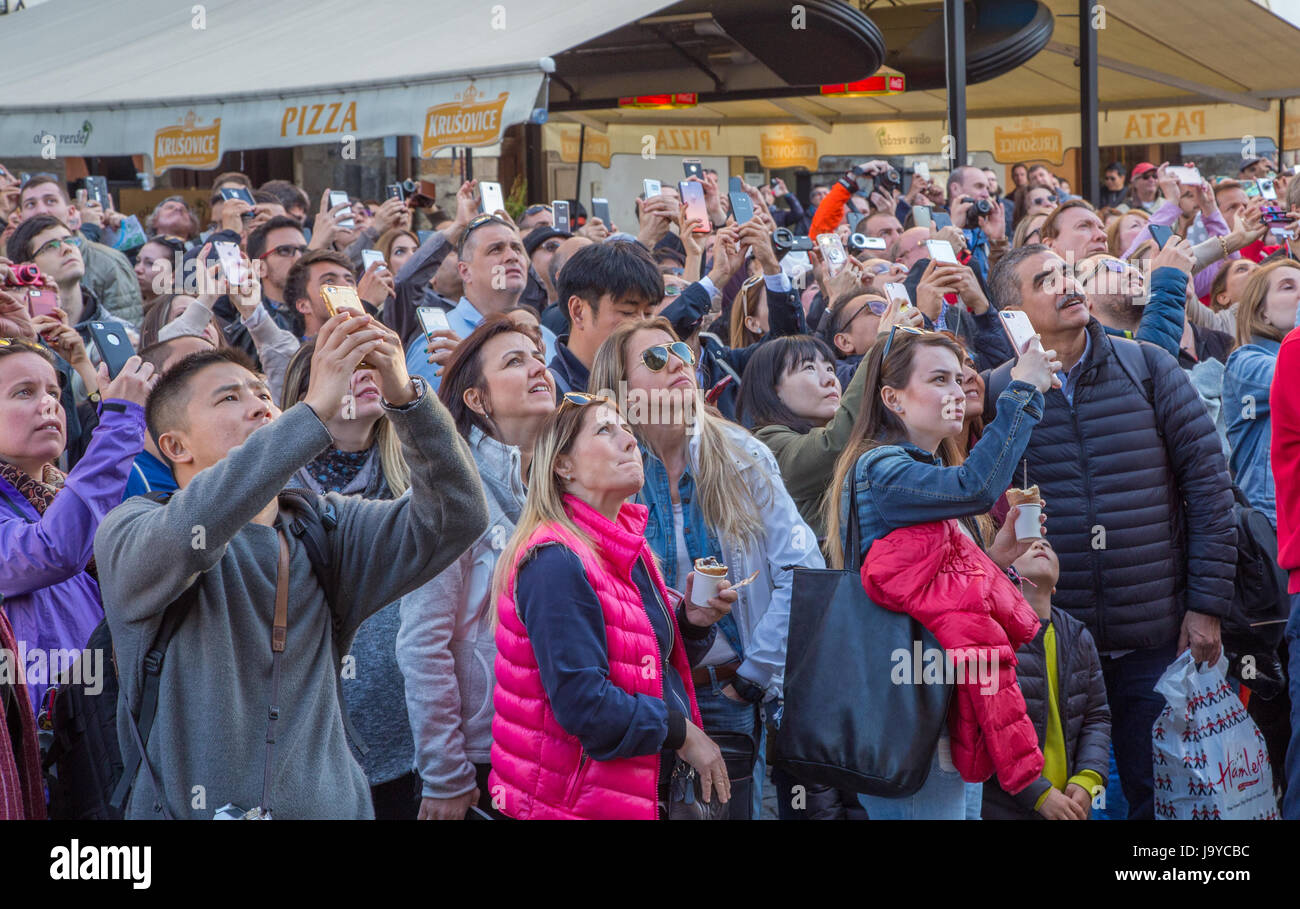 Masse der Leute zu beobachten und Filmen auf ihren smartphones Stockfoto