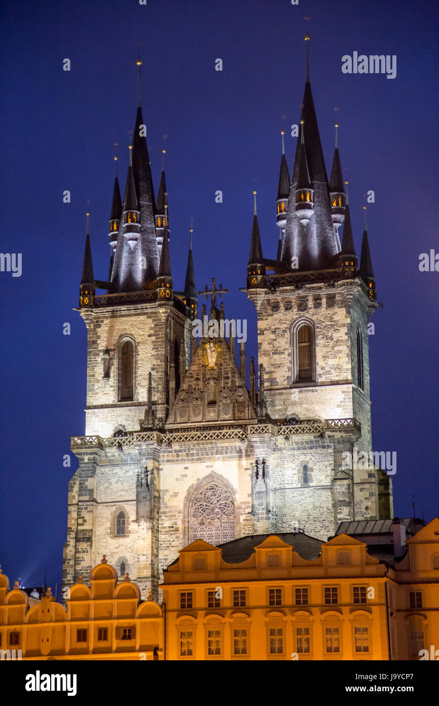 Church of Our Lady vor Tyn gesehen aus dem Altstädter Ring in Prag, Tschechische Republik Stockfoto