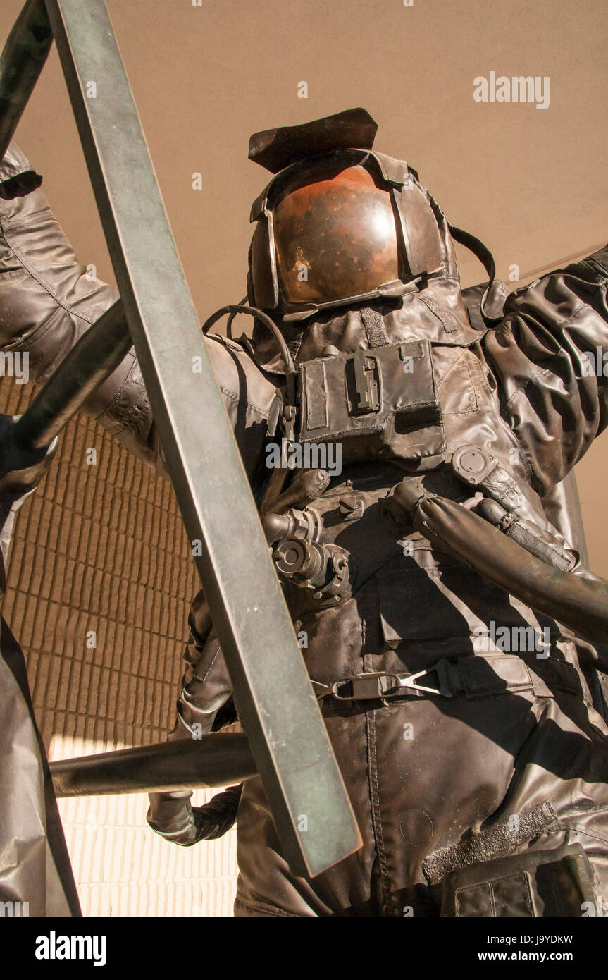 Bronzestatue von Astronaut Eugene Cernan zu Fuß auf den Mond, Kansas Cosmosphere and Space Center, Hutchinson, Kansas. Stockfoto