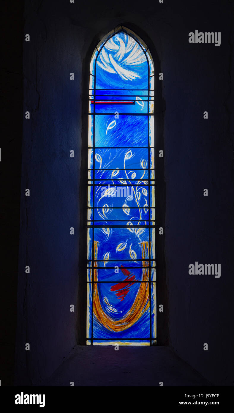 Moderne Glasmalerei-Fenster (von mageren Mollie) in der St.Mary Kirche, Guildford, Surrey Stockfoto