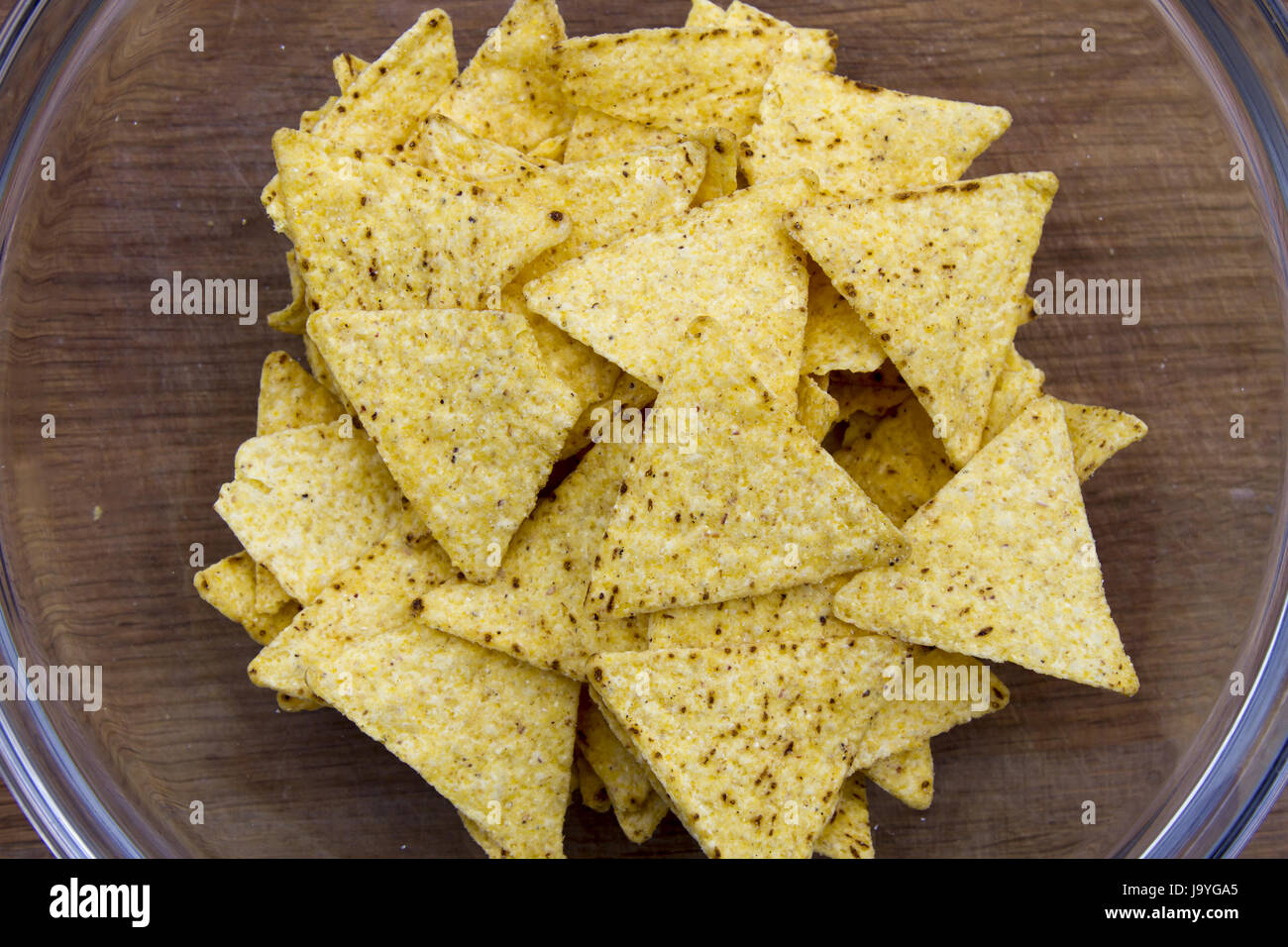 Dreieckigen Chips in eine Glasschüssel Stockfoto