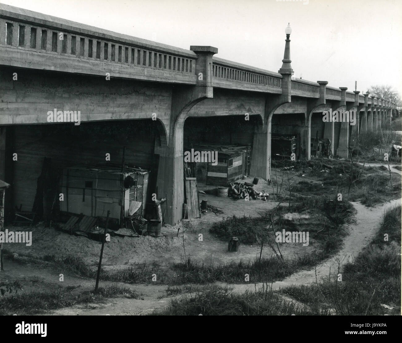 Marysville, Kalifornien, 20. Februar 1940 - Hausbesetzer Hütten unter D Street Bridge während der großen Depression. Foto von Dorothea Lange Stockfoto