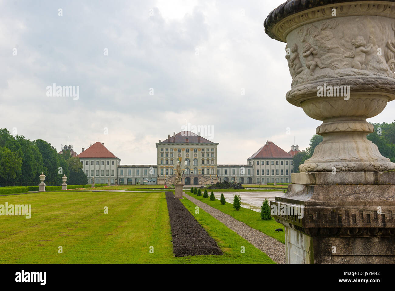München, Deutschland - Juni 8. 2016: Schloss Nymphenburg, die Sommerresidenz der Bayerischen Könige, vom öffentlichen Park aus gesehen Stockfoto