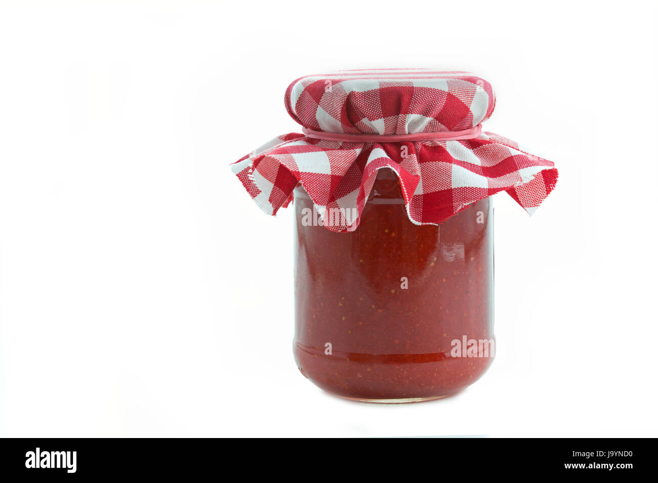 Erdbeer-Marmelade in einem Glas auf weißem Hintergrund Stockfoto