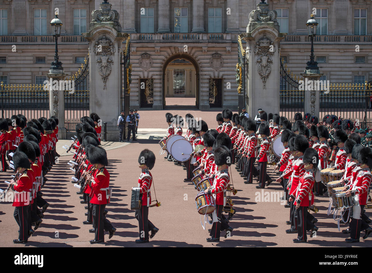 3. Juni 2017. Massierten Wachen Bands marschieren vorbei offene Tore des Buckingham Palace am Ende der Generalmajor Review Generalprobe für QBP. Stockfoto