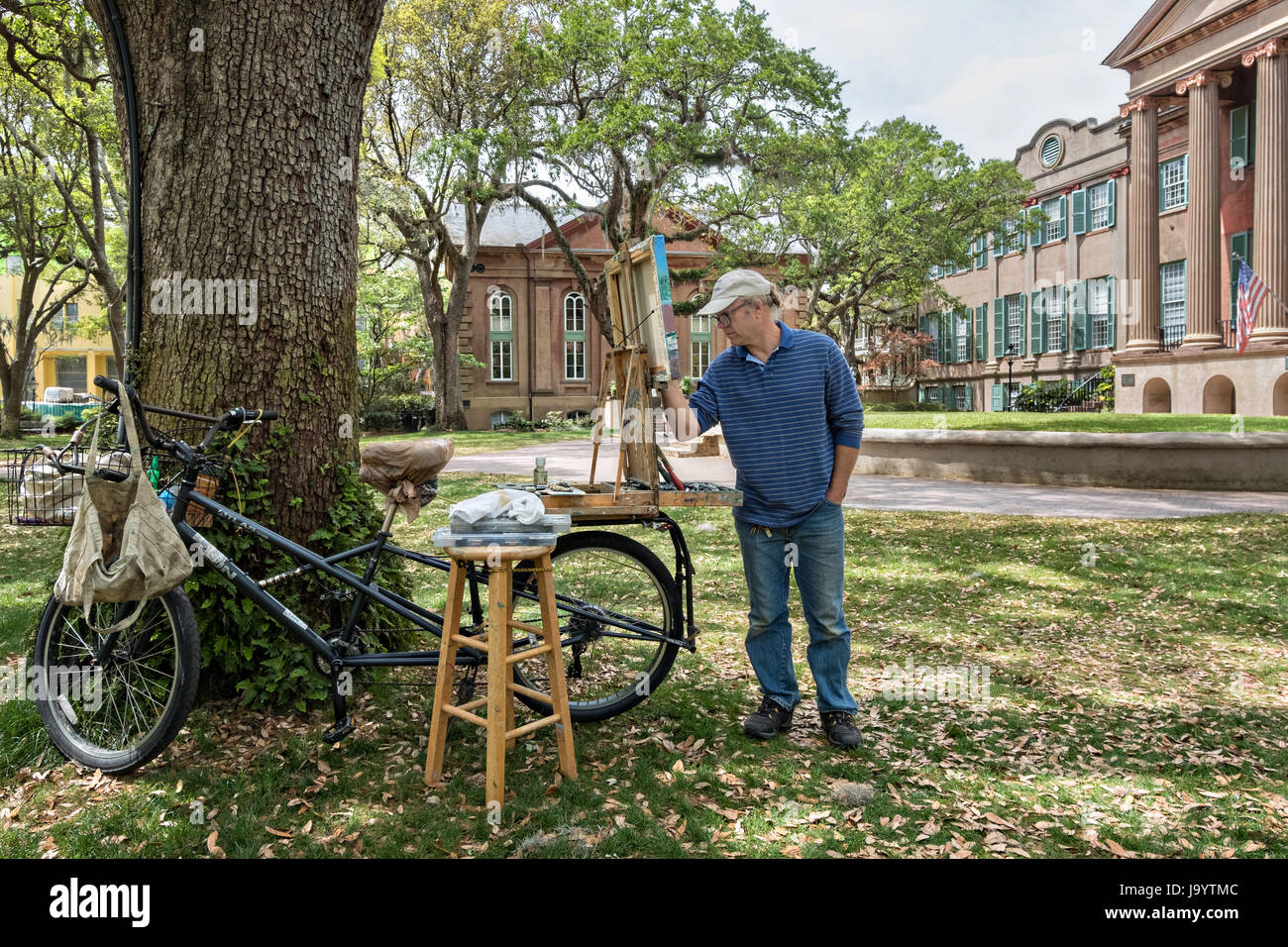 Künstler David Anthony Babb bekannt als DAB arbeitet auf einem Gemälde mit seinem Dabism-Technik in der Zisterne-Hof am College of Charleston in Charleston, South Carolina. Stockfoto