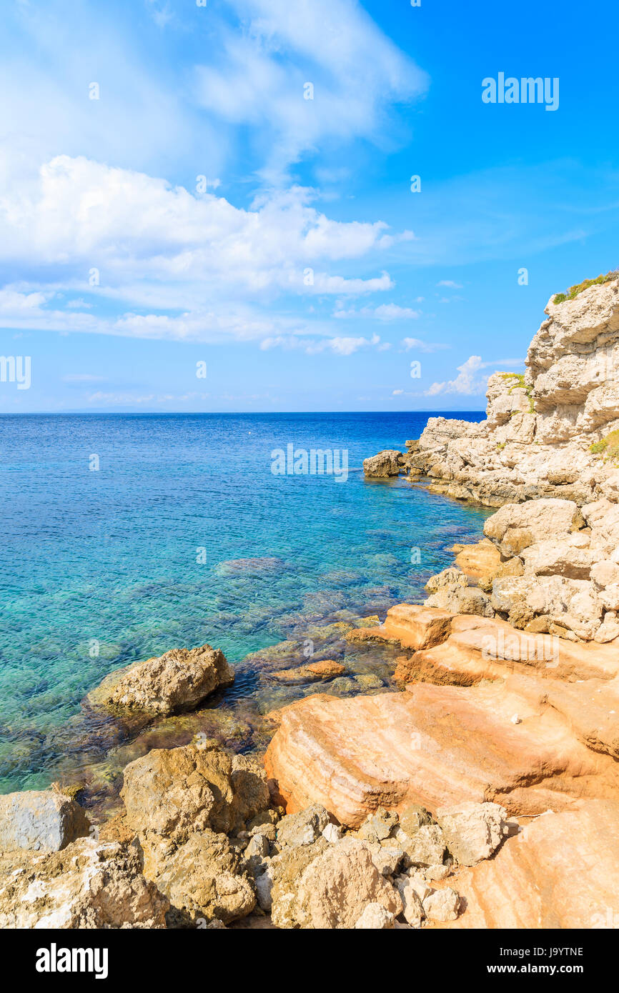 Felsen am Ufer und azurblauen Meerwasser in der Bucht von Kokkari an sonnigen Sommertag, Insel Samos, Griechenland Stockfoto