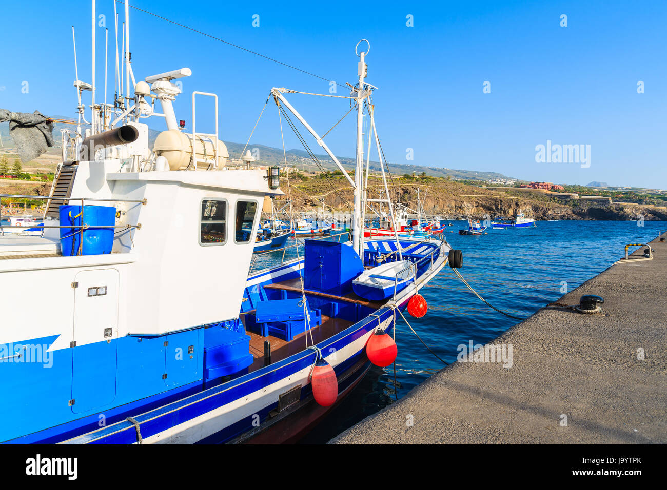 Angelboot/Fischerboot ankern im Hafen von San Juan auf Teneriffa, Spanien Stockfoto