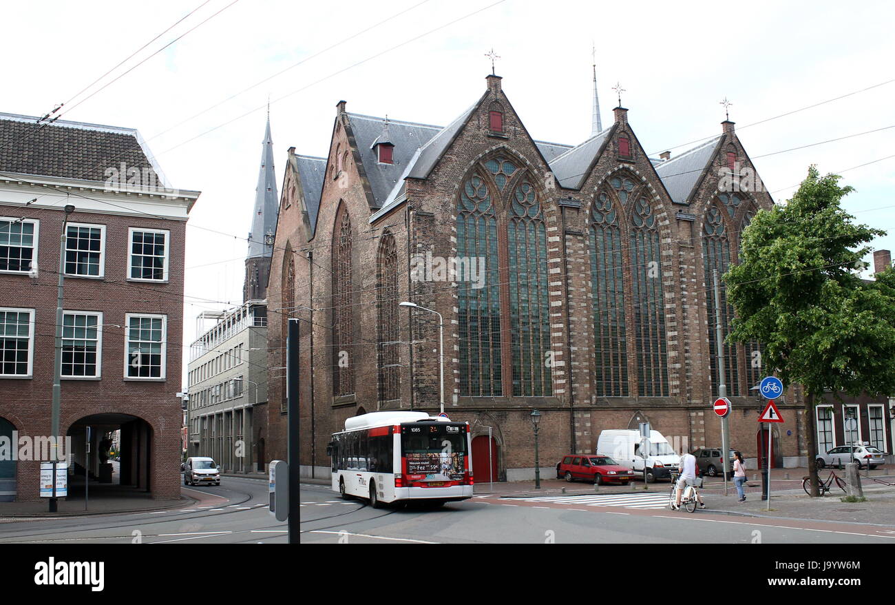 Lange Voorhout Straße, den Haag (Den Haag), Niederlande mit 14. Jahrhundert Kloosterkerk (Klosterkirche). Stockfoto