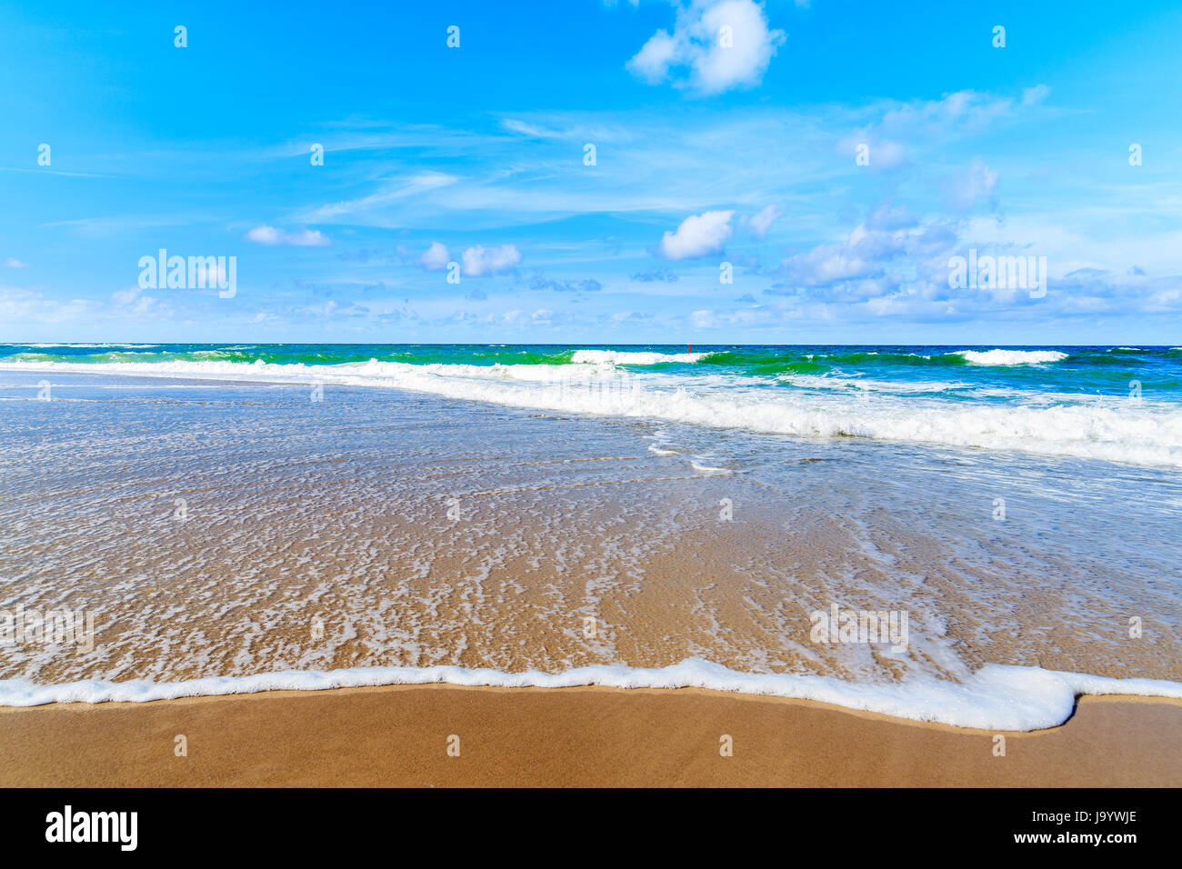 Schöne Wellen am Strand von Kampen an sonnigen Sommertag, Insel Sylt, Nordsee, Deutschland Stockfoto