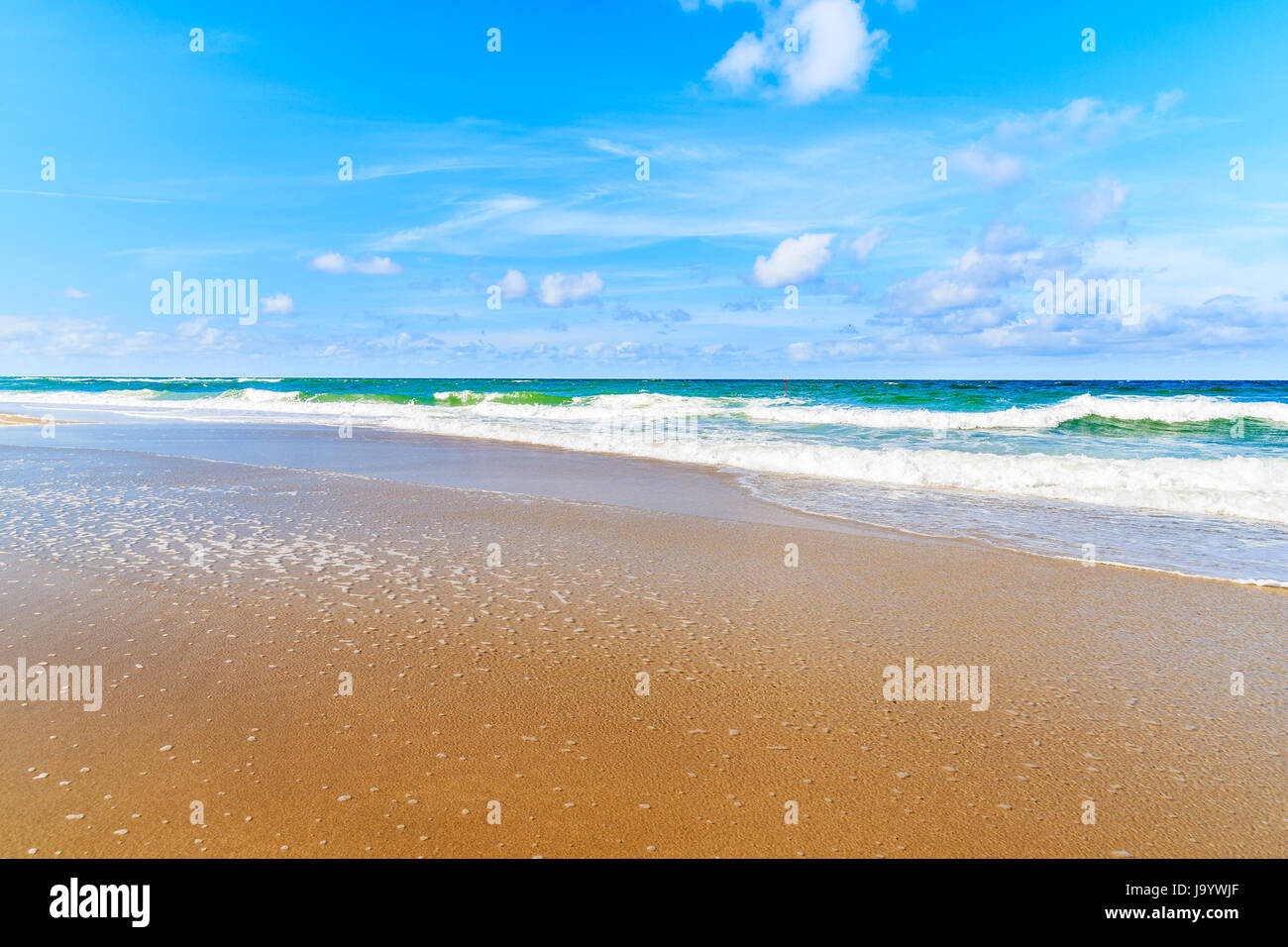 Schöne Wellen am Strand von Kampen an sonnigen Sommertag, Insel Sylt, Nordsee, Deutschland Stockfoto