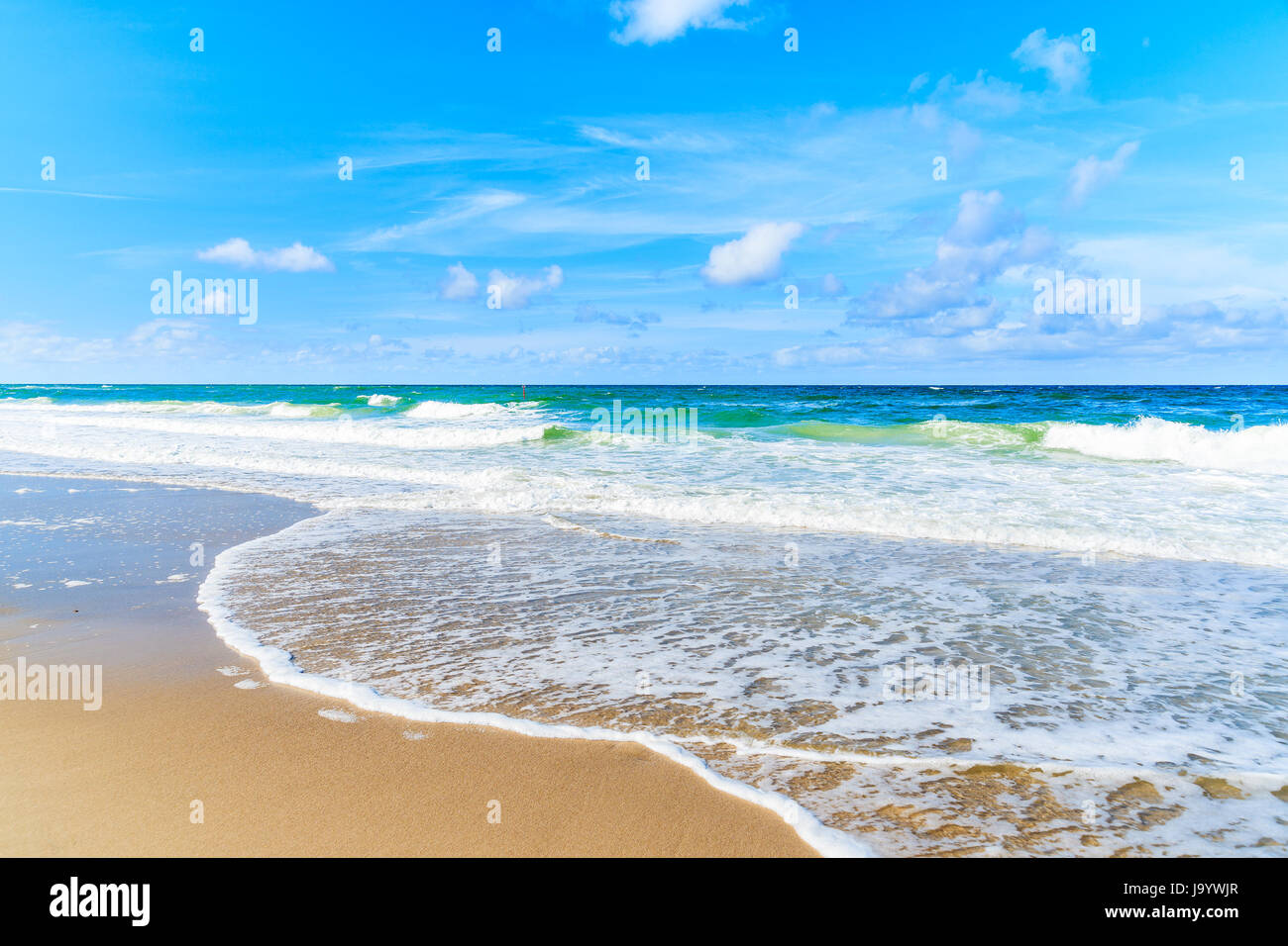 Schöne Wellen am Strand von Kampen an sonnigen Sommertag, Insel Sylt, Nordsee, Deutschland Stockfoto