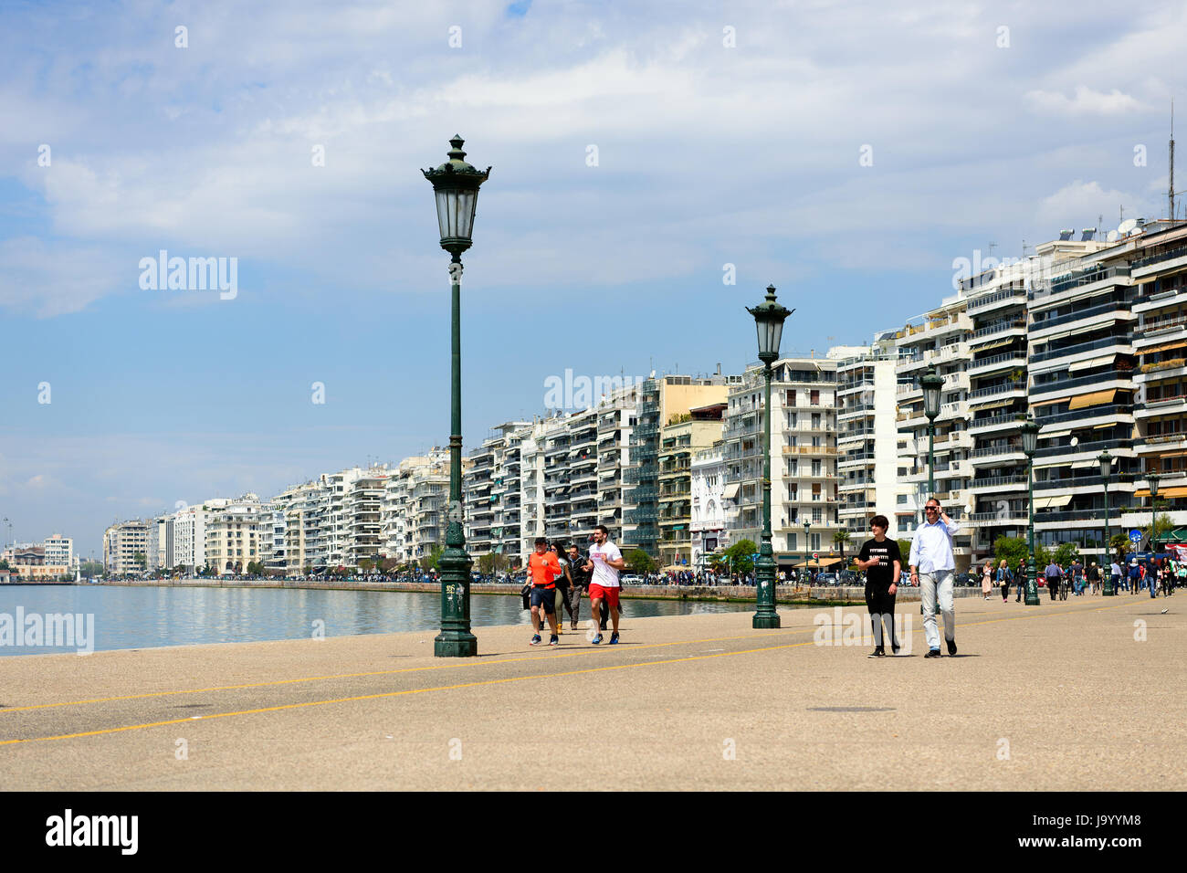 Menschen zu Fuß auf der Strandpromenade promenade am Nachmittag, Thessaloniki, Griechenland Stockfoto