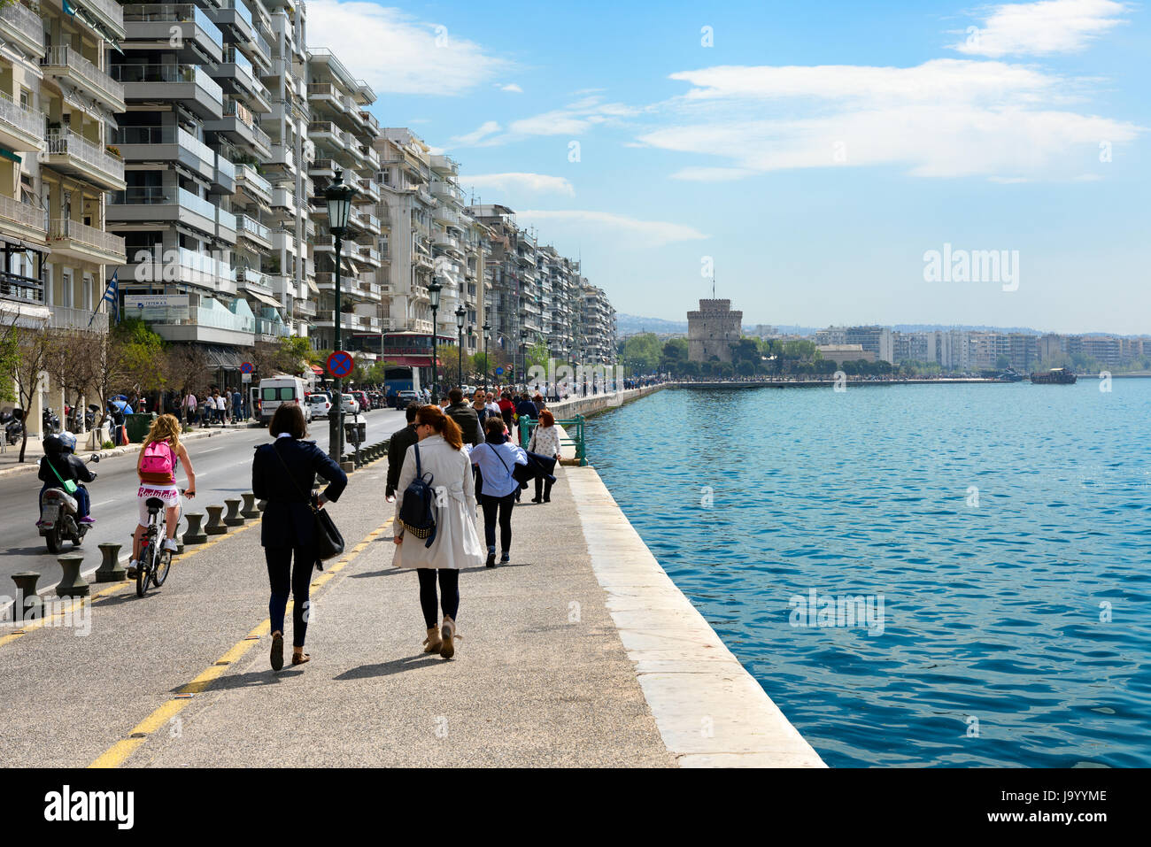 Menschen zu Fuß auf der Strandpromenade promenade am Nachmittag, Thessaloniki, Griechenland Stockfoto