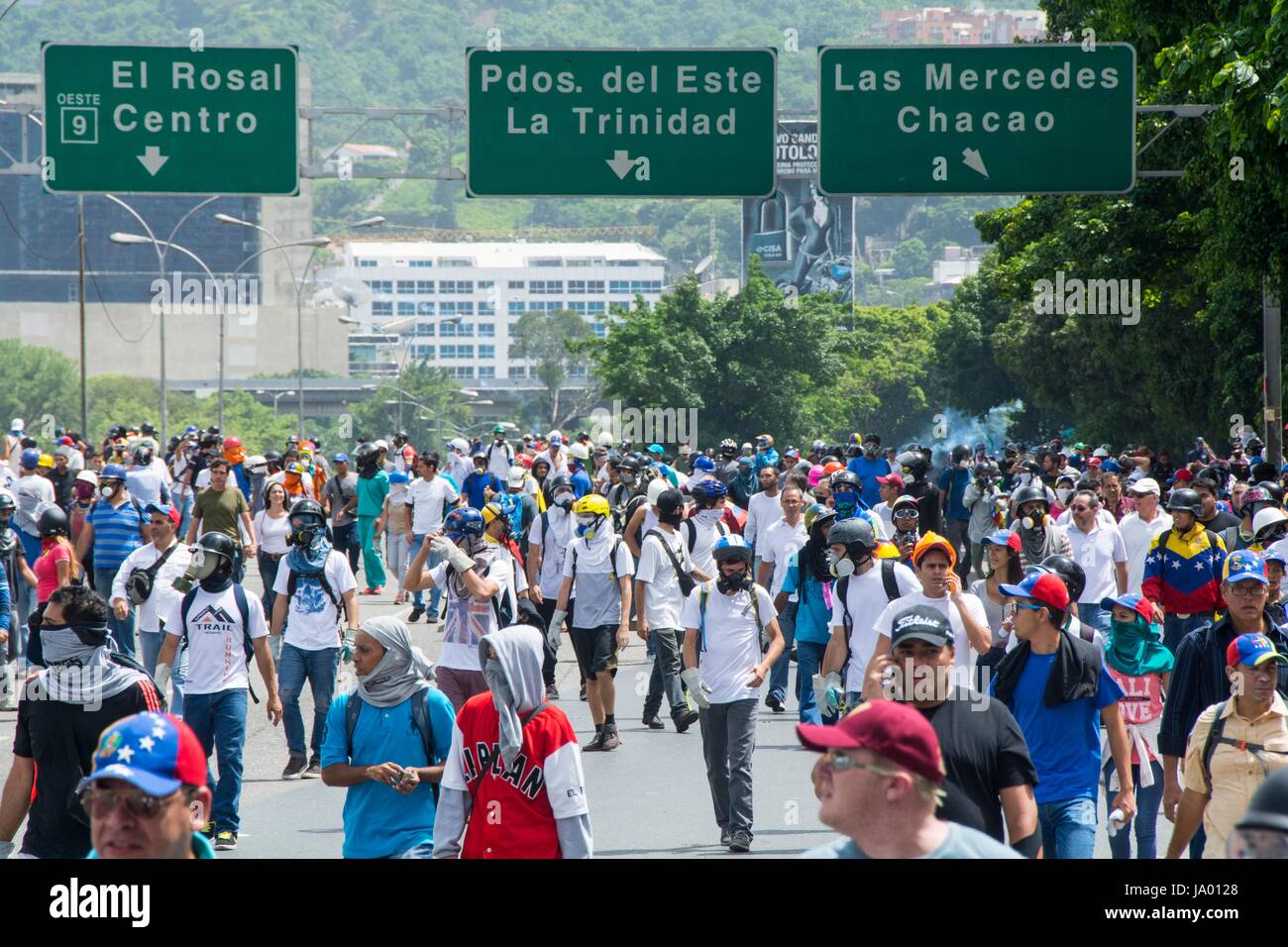 Gruppe von Menschen auf der Autobahn laufen durch die Regierungstruppen unterdrückt werden... Präsidium der demokratischen Einheit (Schlamm) mobilisiert Demonstranten am Mittwoch, 31 Stockfoto