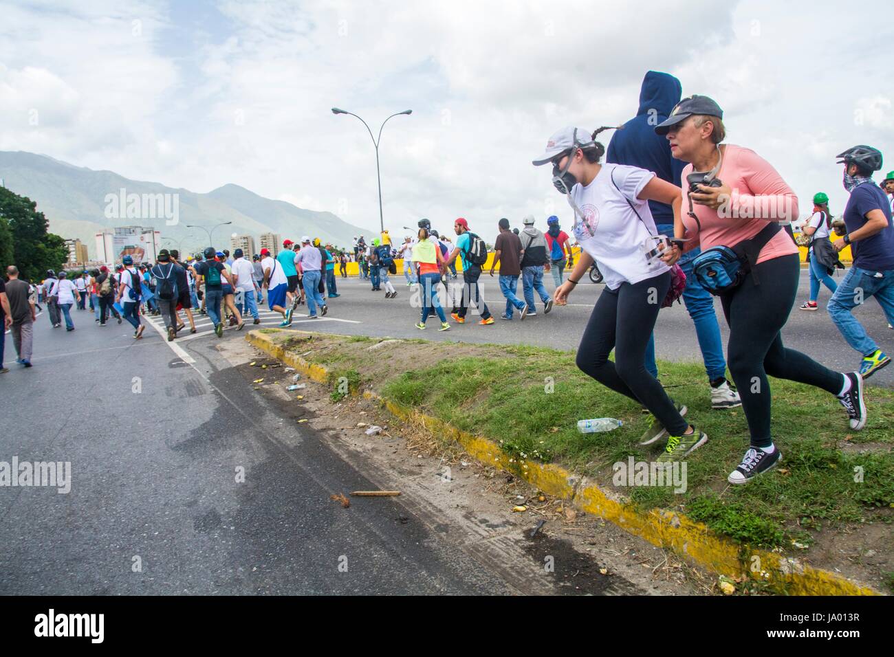 Gruppe von Menschen auf der Autobahn laufen durch die Regierungstruppen unterdrückt werden... Präsidium der demokratischen Einheit (Schlamm) mobilisiert Demonstranten am Mittwoch, 31 Stockfoto