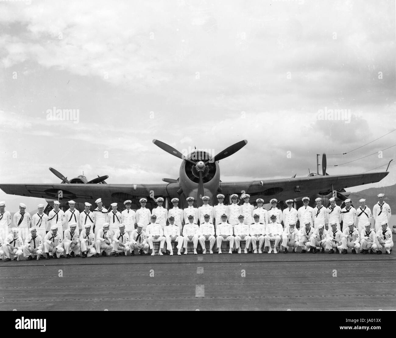 Offiziere und Soldaten an Bord der USS SAN JACINTO (CVL-30), mit zukünftigen Präsidenten George Herbert Walker Bush stehend, 4. Offizier von der richtigen, 12/1943. Stockfoto