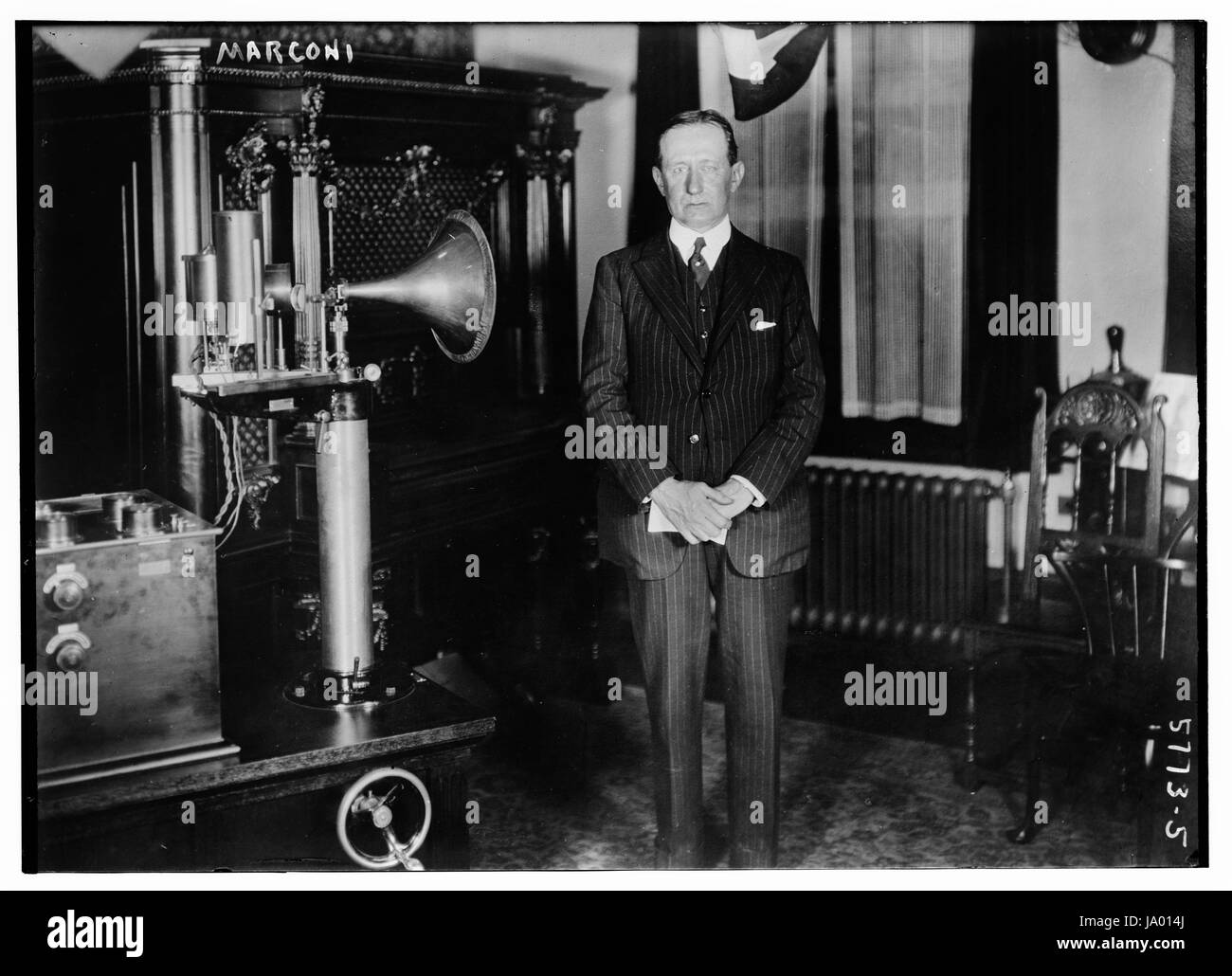 Porträt von italienischer Erfinder Guglielmo Marconi (1874-1930) und sein Funkgerät, 1915. Stockfoto