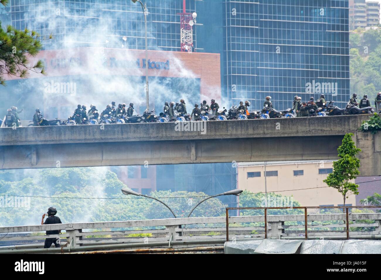 Bolivarianische Nationalgarde, feuert Tränengas und Schrotflinten, zu den Demonstranten marschieren friedlich. Präsidium der demokratischen Einheit (Schlamm) mobilisiert Mobilfunktarife Stockfoto